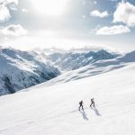 skiers-op-een-besneeuwde-helling