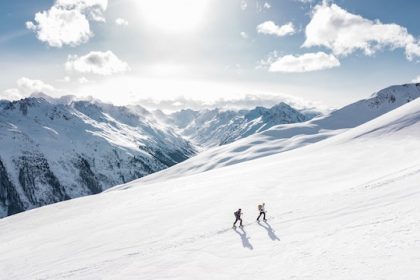 skiers-op-een-besneeuwde-helling